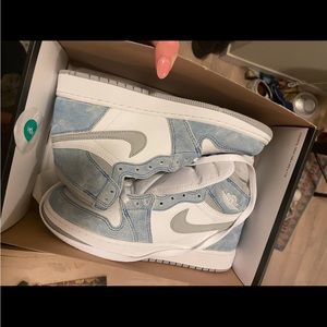 Jordan 1 Retro High OG
University Blue (GS)